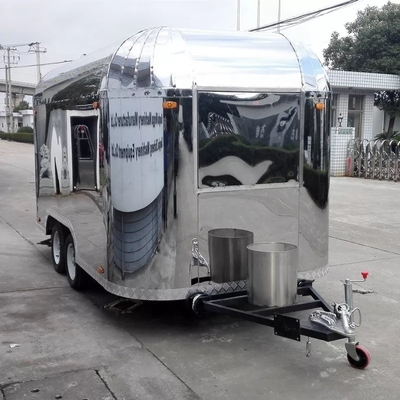 35KM-75KM/H フードトラック 簡単操作と完全に装備されたキッチンを持つキャテリングトレーラー