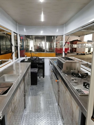1000KG 220V/50HZ 銀色 浴室と冷蔵庫付き 食料車