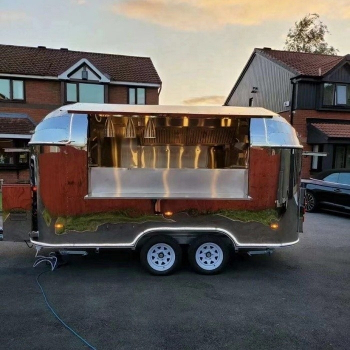 35KM-75KM/H フードトラック 簡単操作と完全に装備されたキッチンを持つキャテリングトレーラー